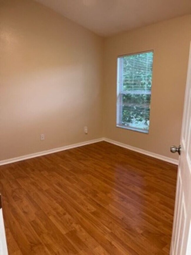 Building Photo - 805 Valleyway Dr