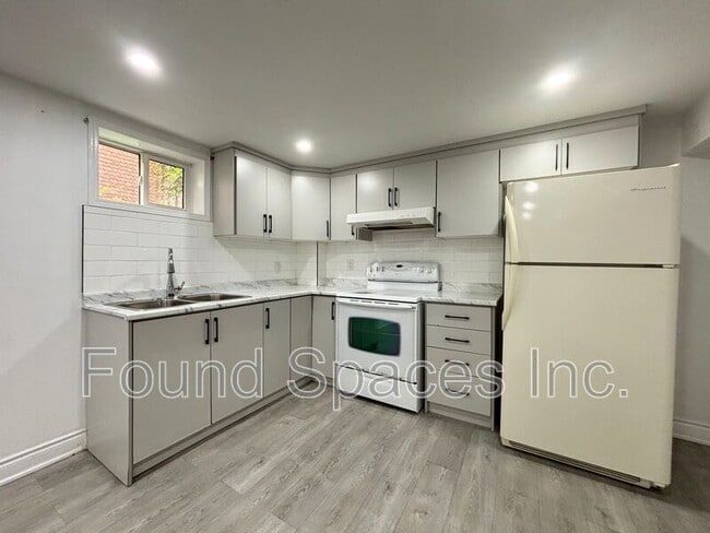 Building Photo - 494 E 37th St