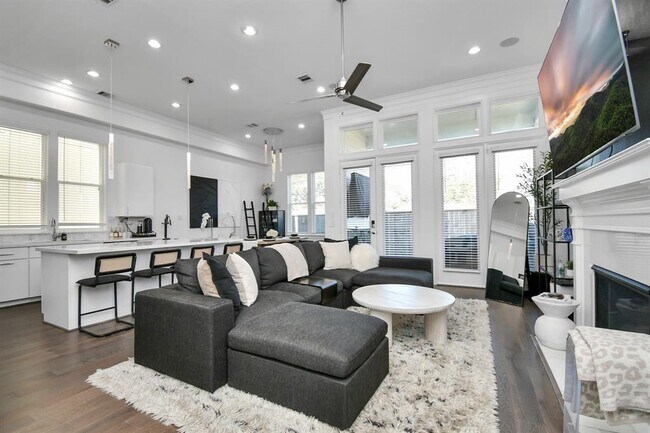 Foto del edificio - 3302 Timbergrove Heights St.