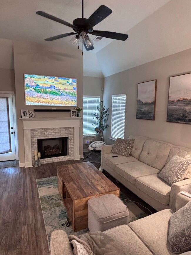 Living Area - 2533 Darlene St