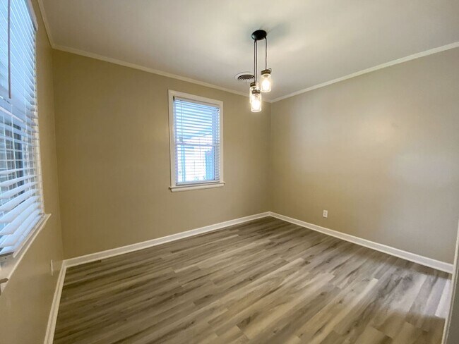 Building Photo - 2 Bedroom, 1 Bathroom Near N Graham and Sa...