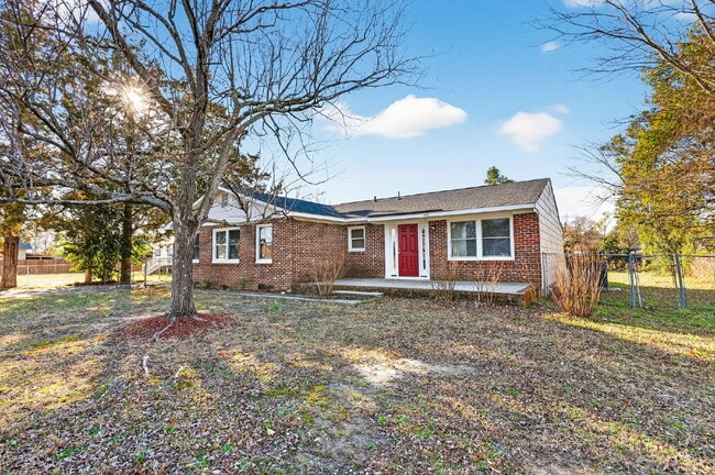 Building Photo - Spacious 5-Bedroom Retreat with 2.5 Baths in Saint Pauls – Your Dream Home Awaits!