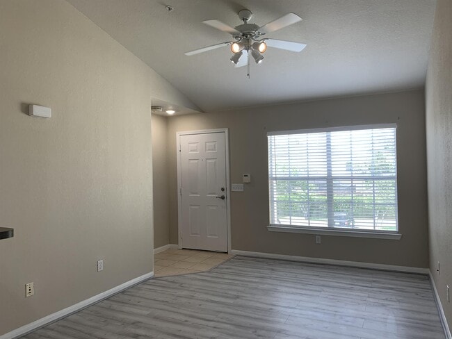 Building Photo - 9061 Lee Vista Blvd