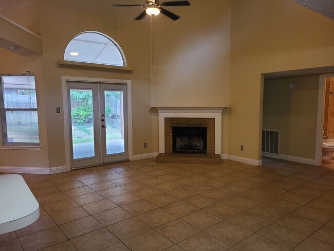 Building Photo - 1st MONTH FREE IF LEASED BY 3-15-24. Nice ...