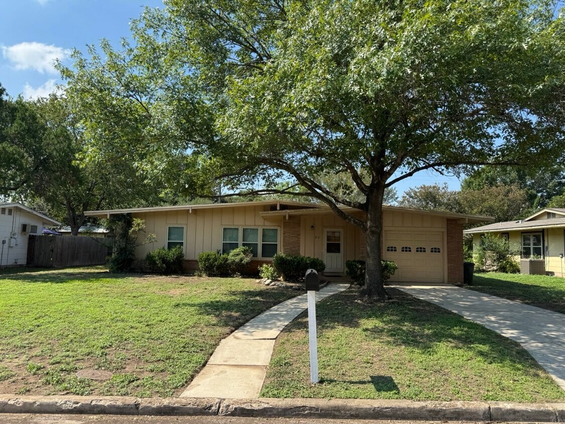 Primary Photo - Welcome to this charming 3-bedroom, 1.5-ba...
