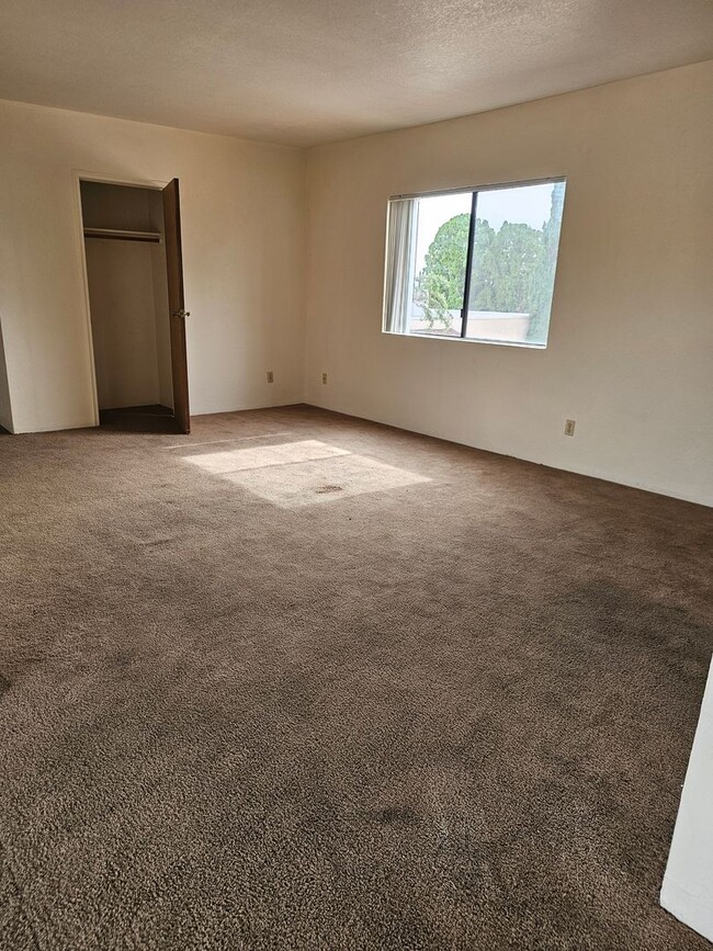 Building Photo - Amazing 2 bedroom with indoor laundry