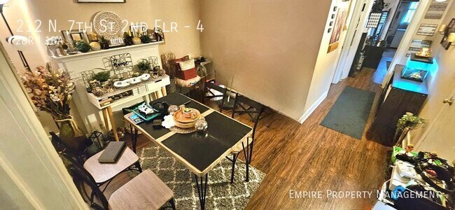 Building Photo - 2nd Floor: 2 Bedroom/1 Bathroom Apartment ...