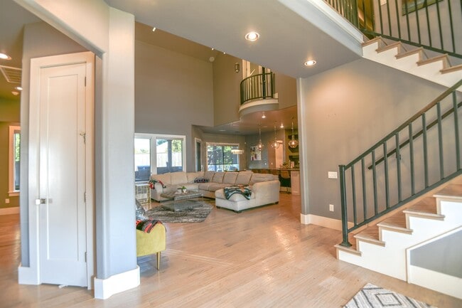 Foto del edificio - 13220 Rock Canyon Rd