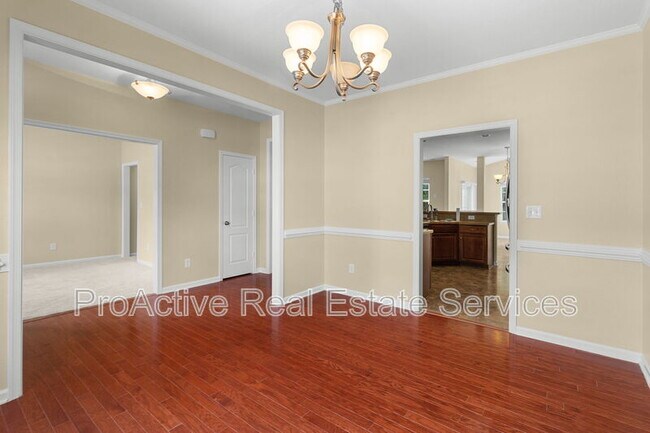 Building Photo - 729 Creekwood Dr