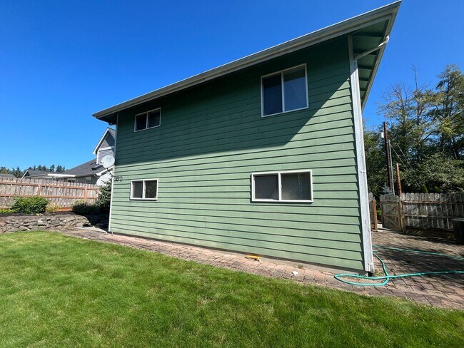 Building Photo - Beautiful Hansville Home