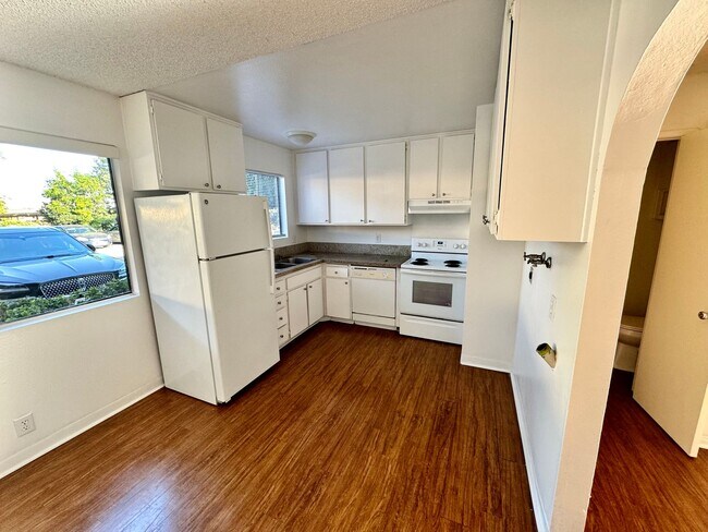 Building Photo - Spacious Upgraded Townhouse in E. End with...