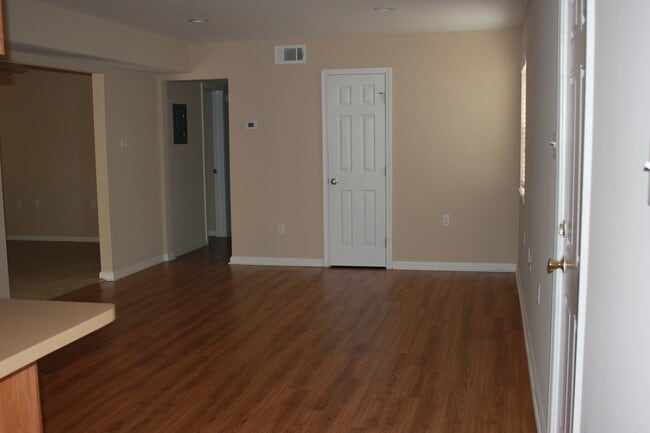 Building Photo - 6254-6256 Bellaire Dr
