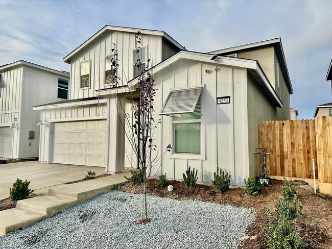 Building Photo - BRAND NEW Lennar 4/3.5 in Clovis