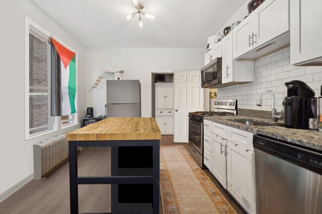 Foto del edificio - 2439 N Harding Ave