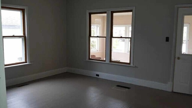 Foto del edificio - 1720 Chase St