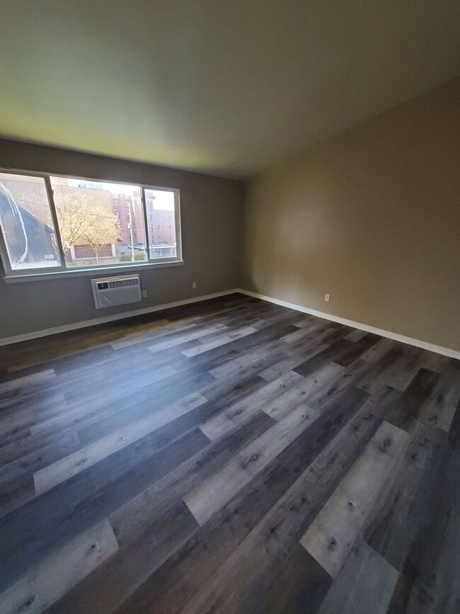Building Photo - 2448 W Kilbourn Ave