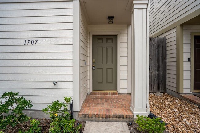 Building Photo - 1707 Redwing Cove Dr