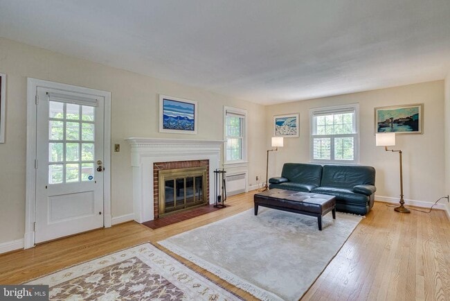 Building Photo - 609 Upland Pl