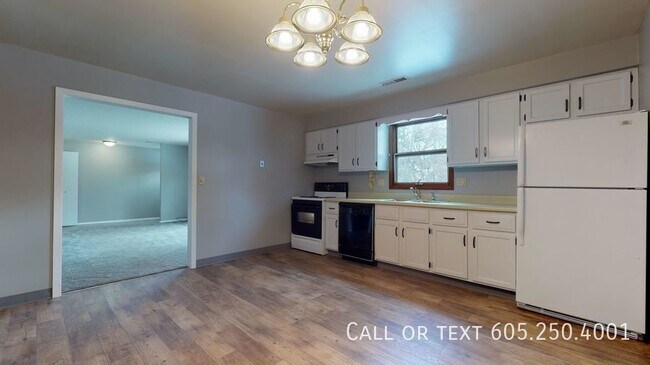 Building Photo - Beautiful 2 Bedroom 1 Bathroom Apartment w...