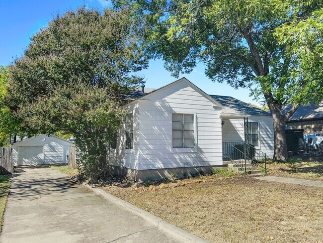 Foto del edificio - Ridglea West Home with Hardwood Floors & F...