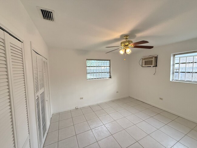 Foto del edificio - SPACIOUS 2 BD 1 BATH UNIT WITH LARGE BACKYARD