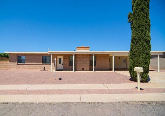 Foto del edificio - Spacious 4BR/2BA Tucson Home | Modern Tile Floors & Private Fenced Yard