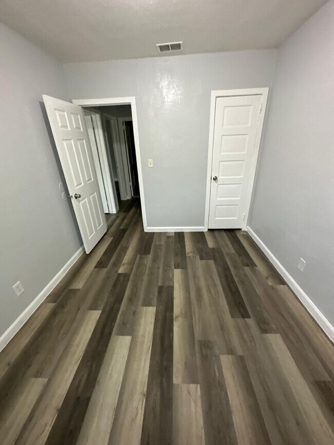 Foto del edificio - Fully Renovated 3/1.5 Available for Immedi...