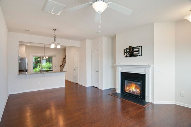 Building Photo - Beautiful 2 bedroom, 2.5 bathroom with Lof...