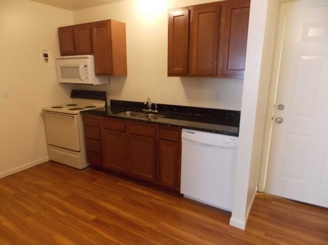 Kitchen - Bluejay Apartments