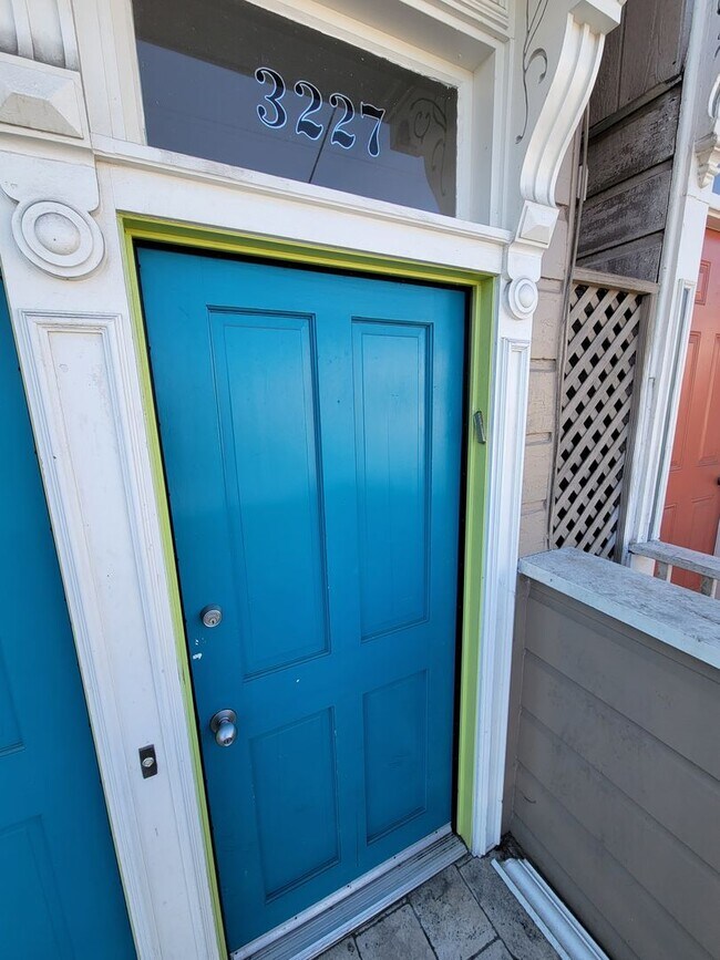 Building Photo - Sunny Mission Upper Level Unit w/deck!