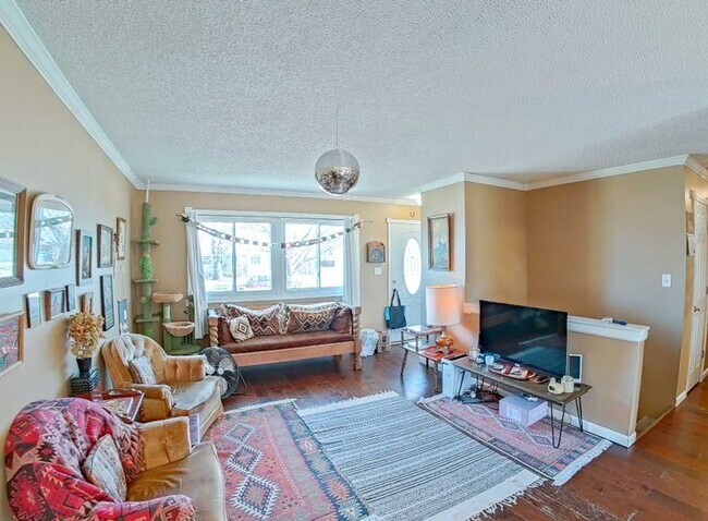 Foto del edificio - Fenced-in Yard + Finished Basement + Bonus Room/Office! Available July 3rd!