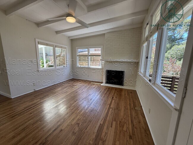 Foto del edificio - Adorable Two Bedroom Single Family Cottage...