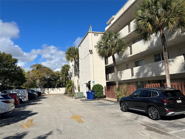 Foto del edificio - 6900 N Kendall Dr