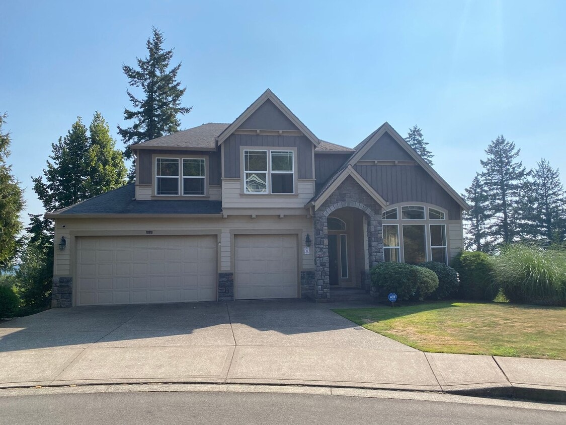 Primary Photo - Beautiful 6 Bedroom Happy Valley Home!