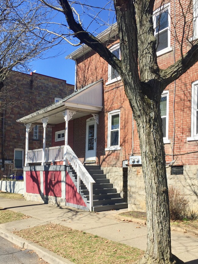 Side entry - 1001 Main St