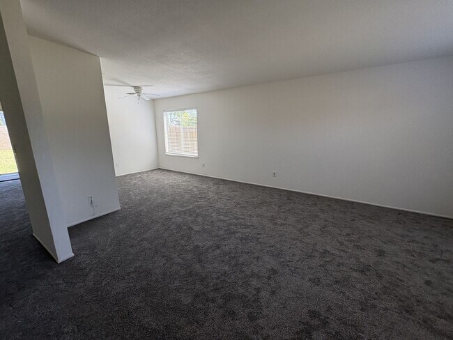 Foto del edificio - Beautiful 4-bedroom home close to schools ...
