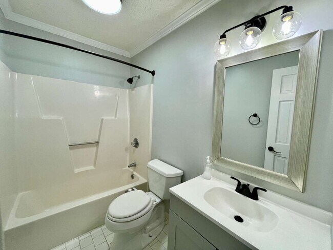 Foto del edificio - 3-Bed, 3-Bath Townhouse In Lands End