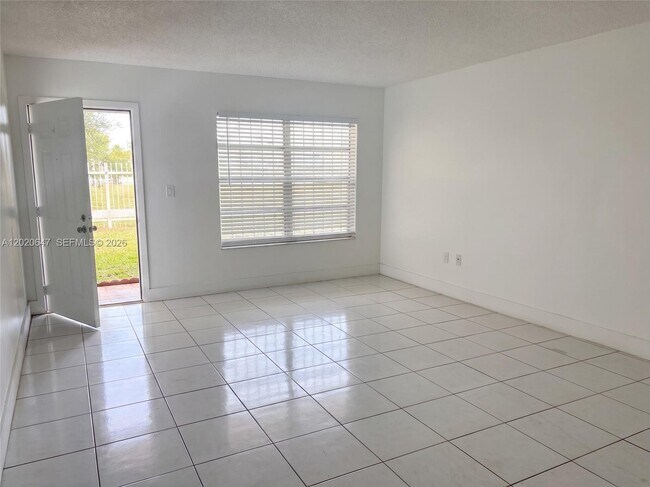 Foto del edificio - 251 NW 177th St
