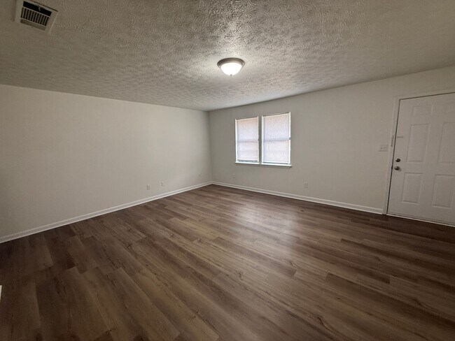 Building Photo - 1030/1032 Cantrell Ln