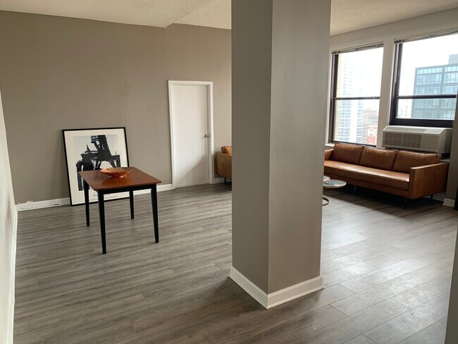 Building Photo - 600 S Dearborn St