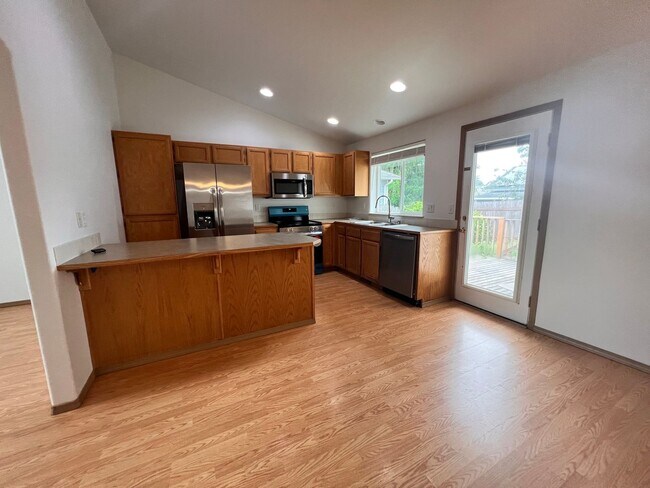 Building Photo - 4 Bedroom 2 Bathroom House Available Now!!!