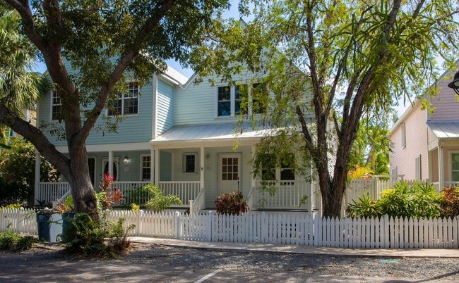 Building Photo - 3 bedroom 2 bathroom with office at the Go...