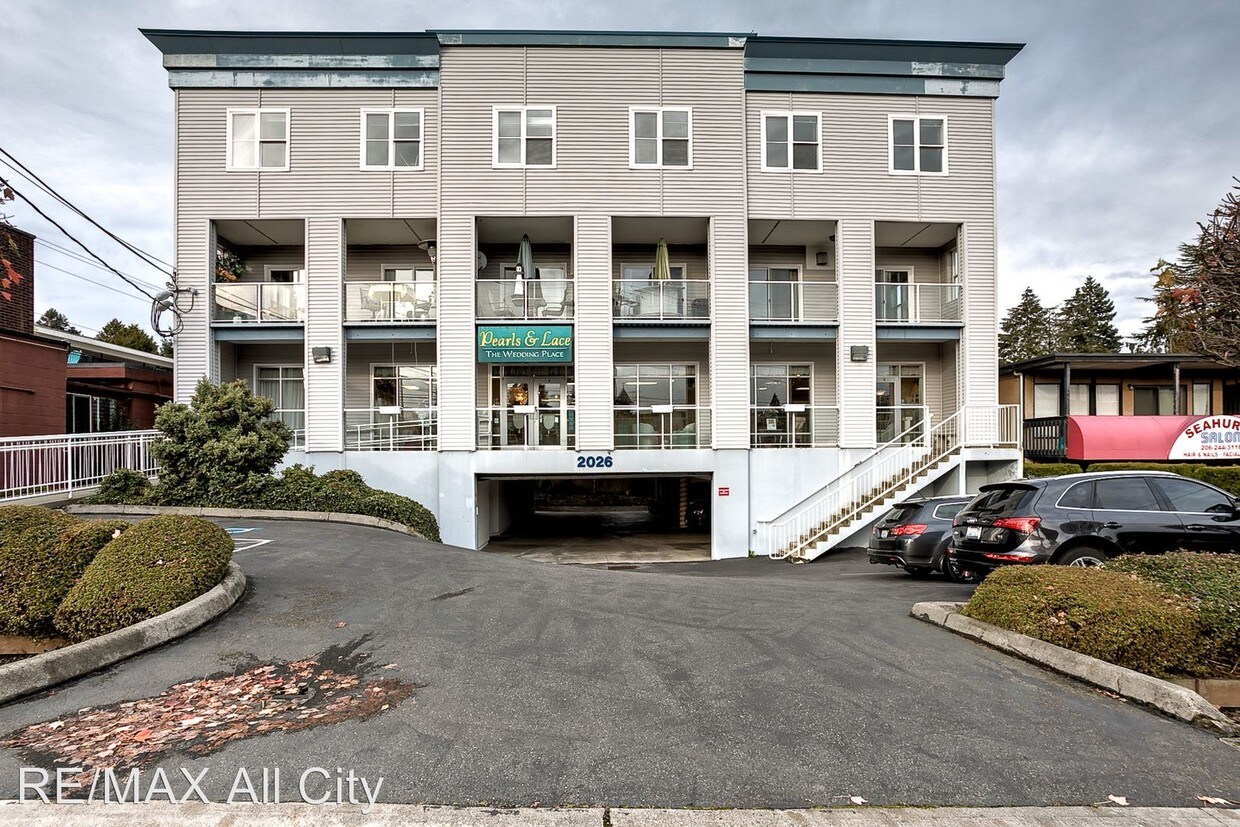 Foto principal - 4 br, 2.5 bath Apartment - 2026 SW 152nd St