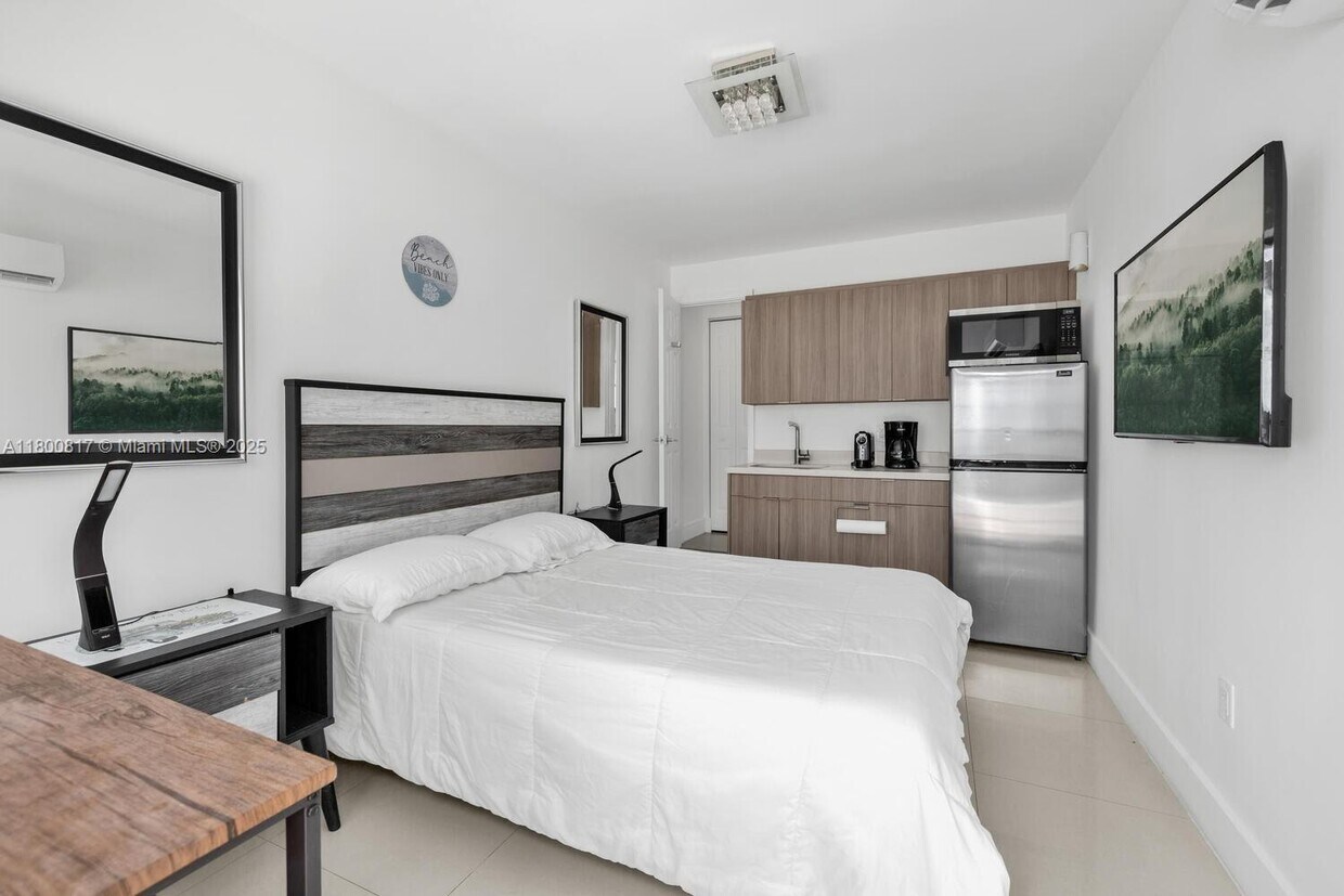Foto principal - 7910 Byron Ave
