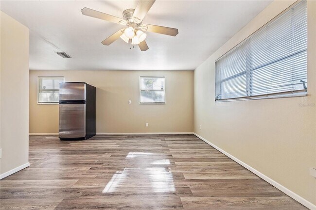 Building Photo - 3631 Anderson Ave