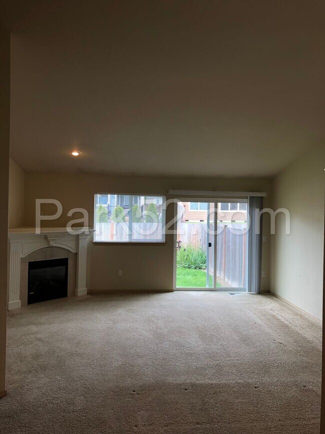 Foto del edificio - 3-Bedroom Duplex Home - Gated Community - South Hill