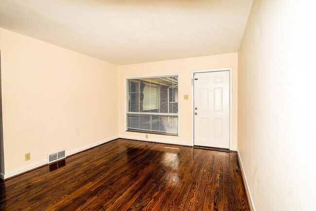 Foto del edificio - Lovely Afordable 2 Bedroom 1 Bath Garden A...