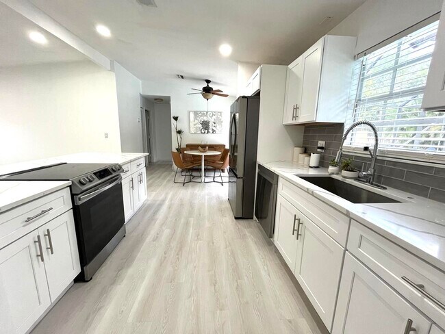 Building Photo - 432 La Mancha Ave
