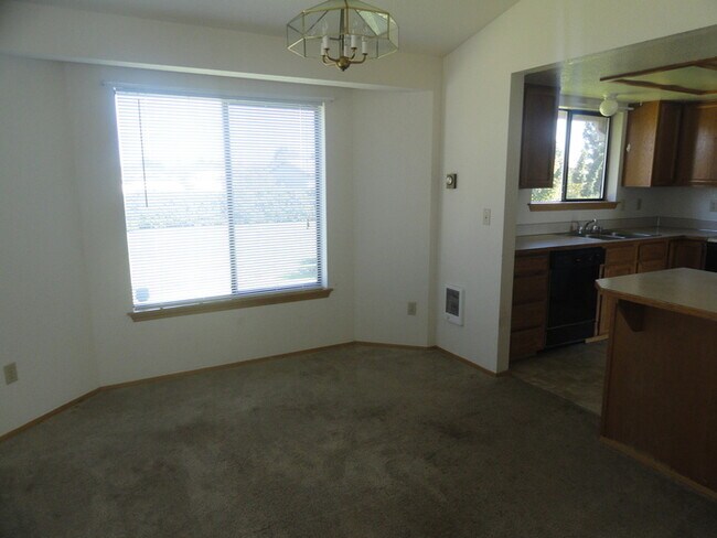 Building Photo - Spacious 3 Bedroom Tri-level Home In Lacey!!