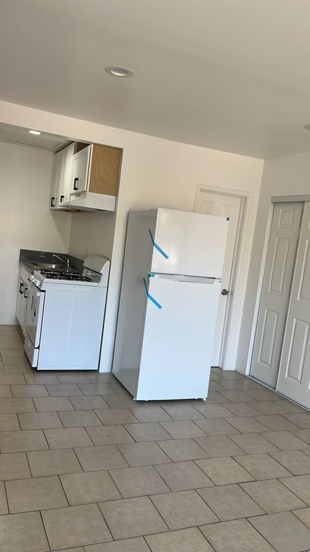 Building Photo - Charming, Remodeled Studio Apartment in Panorama City